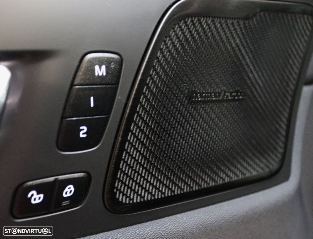 Volvo XC 60 2.0 T8 PHEV R-Design AWD - 12