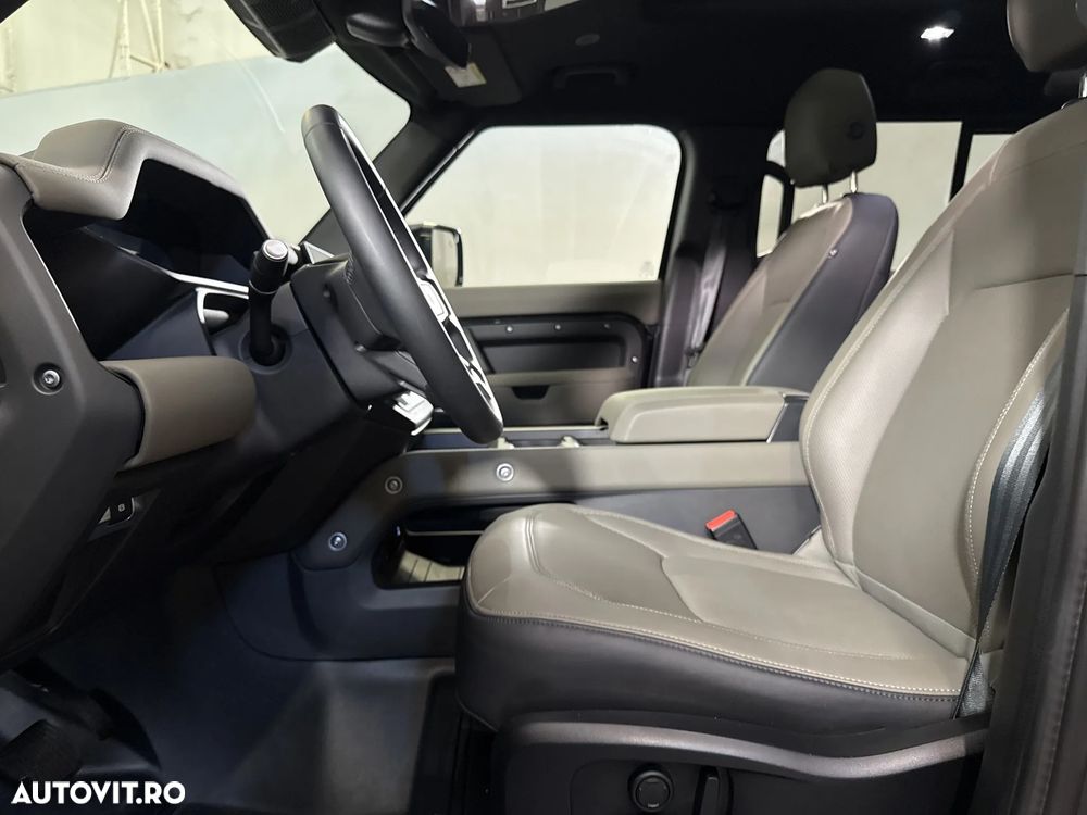 Land Rover Defender - 24