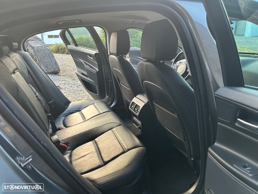 Jaguar XE 2.0 D Portfolio - 16