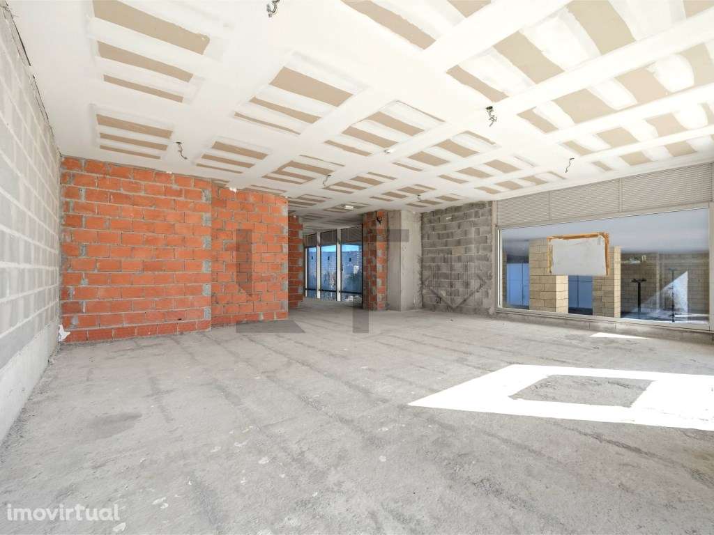 Fantástica Loja com 2 Pisos e Montras Altas Para Arrendamento, Pron... - Grande imagem: 3/30