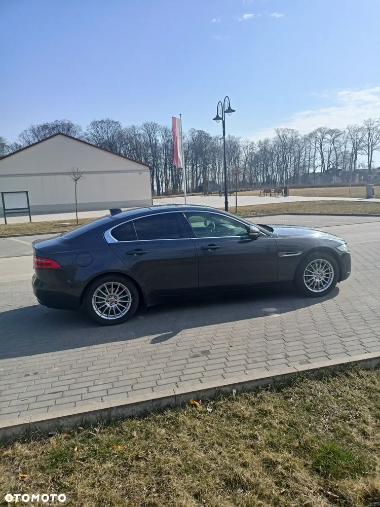 Jaguar XE 2.0 D Portfolio - 4
