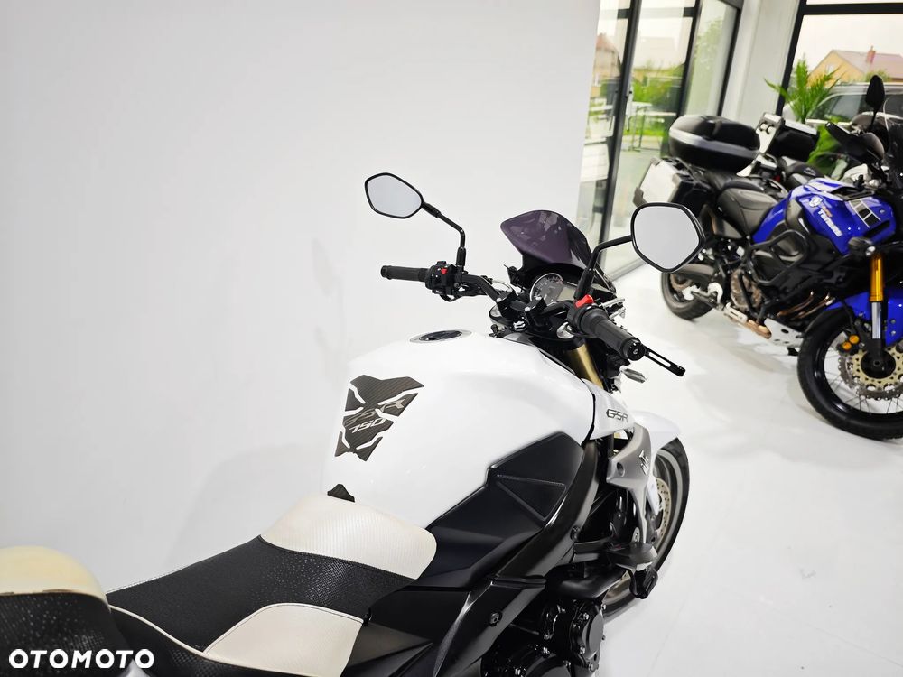 Suzuki GSR - 8