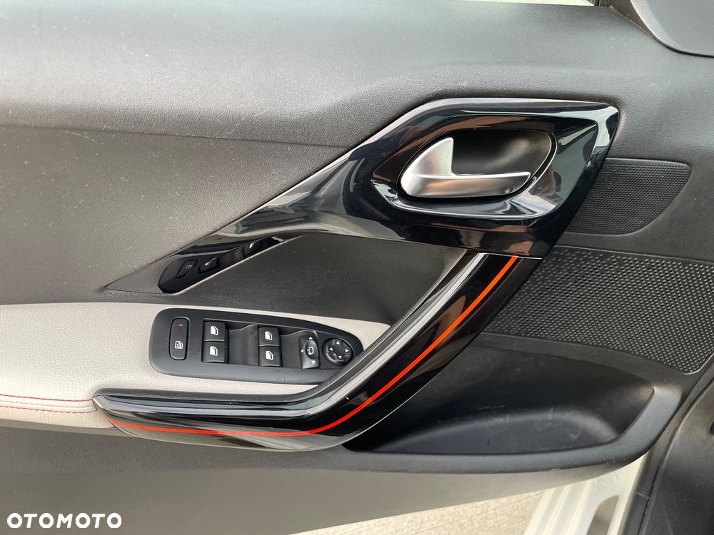 Peugeot 208 e-HDi 115 Stop&Start Allure - 30