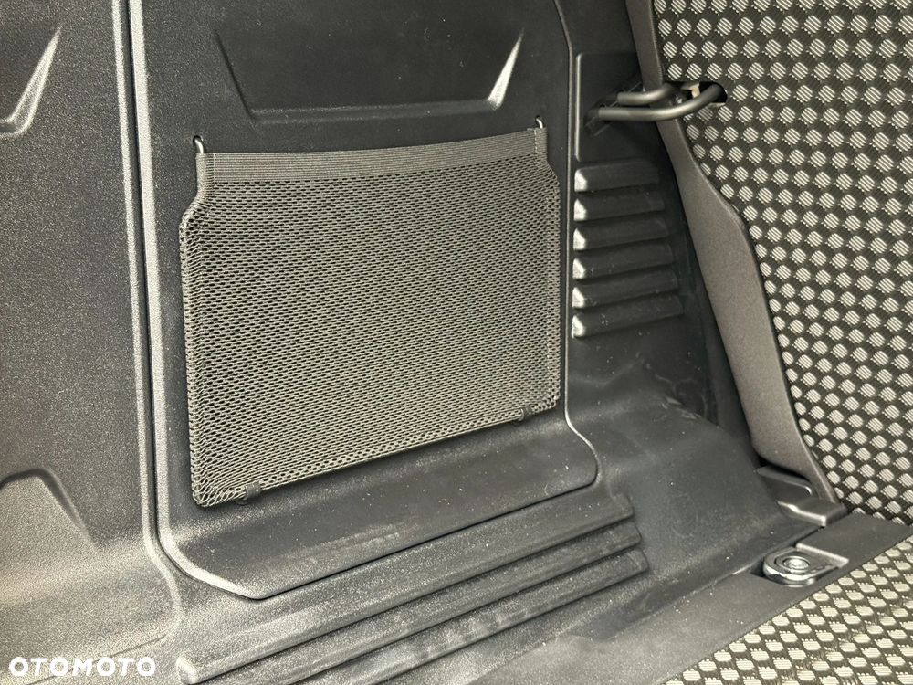 Land Rover Defender 110 D250 S - 16