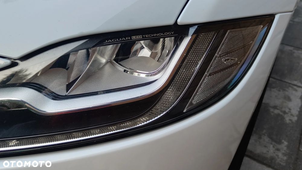Jaguar XF 2.0 i4D AWD R-Sport - 9