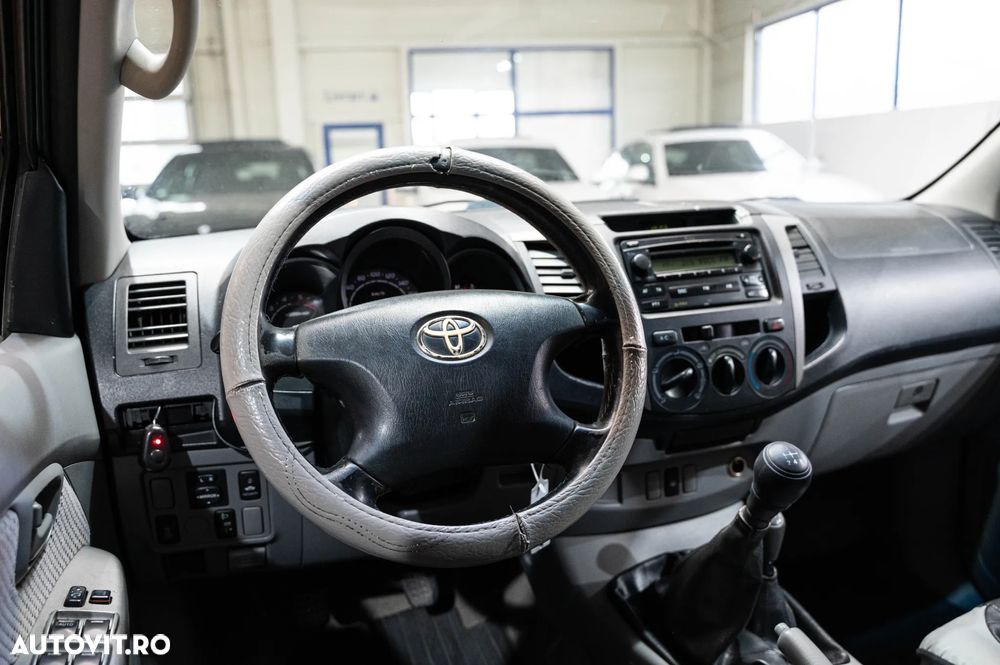 Toyota Hilux 4x4 Double Cab Sol - 6