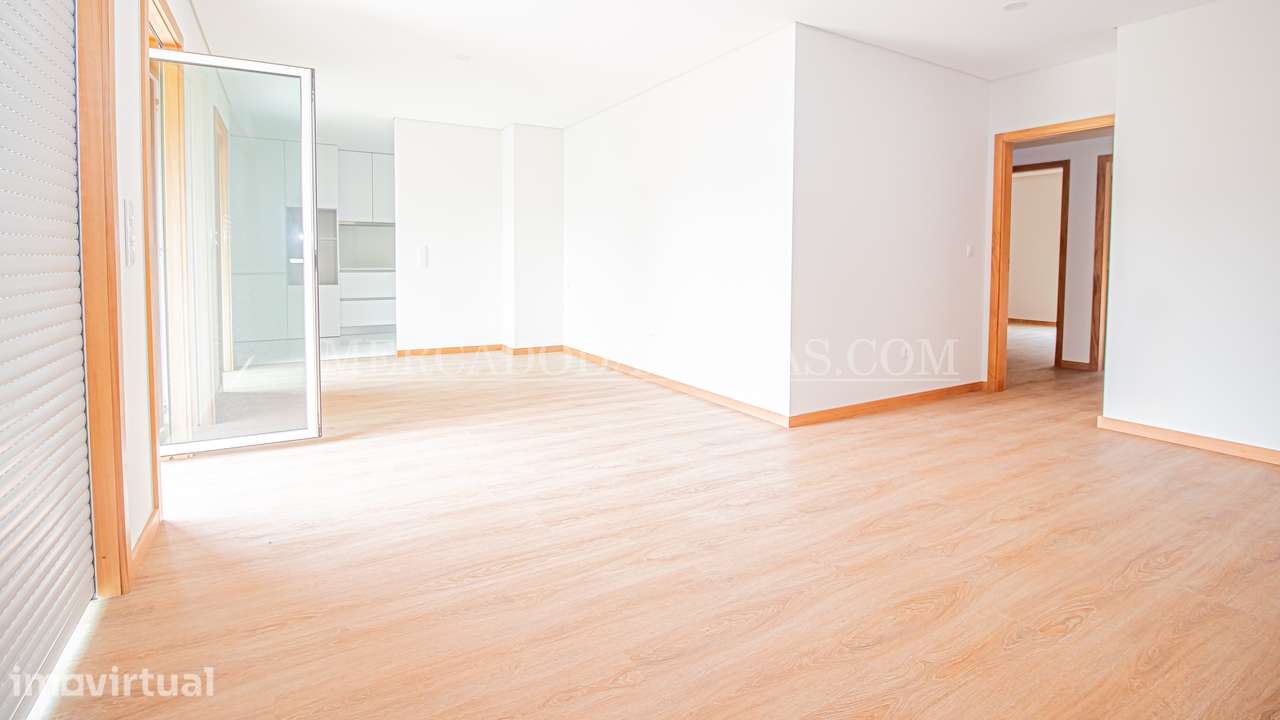 Apartamento T3 R/C com ampla varanda, próximo à praia - Grande imagem: 5/17