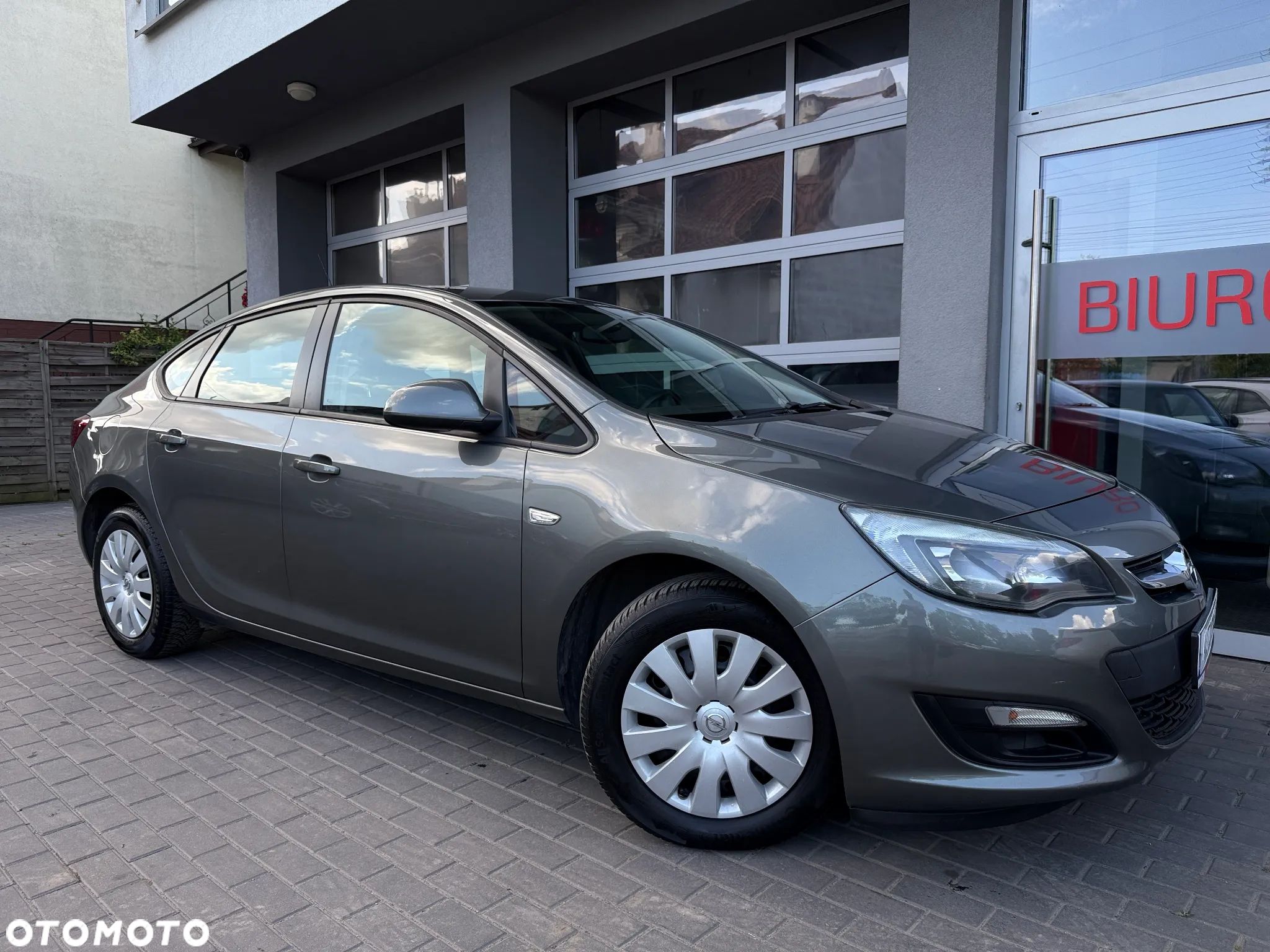 Opel Astra IV 1.4 T Business EU6 - 1