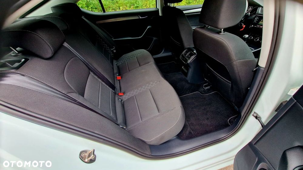 Skoda Superb 2.0 TDI Premium Edition - 15