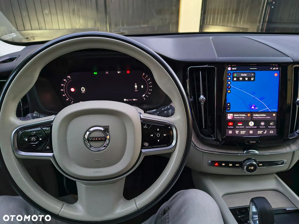 Volvo XC 60 B4 B Plus Dark - 24