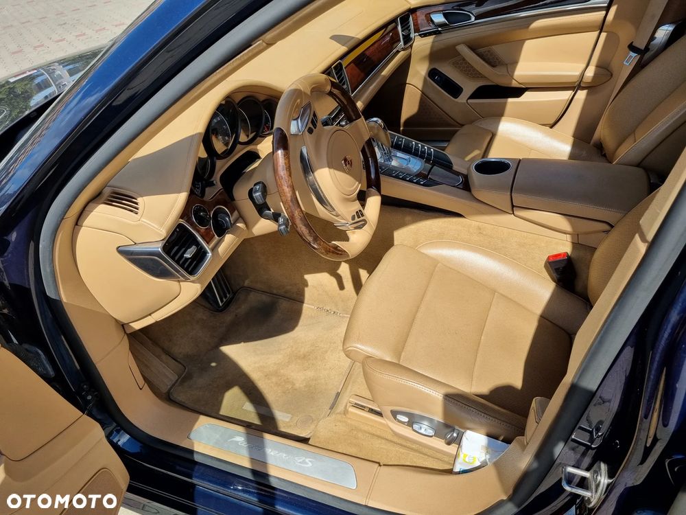 Porsche Panamera 4S - 27