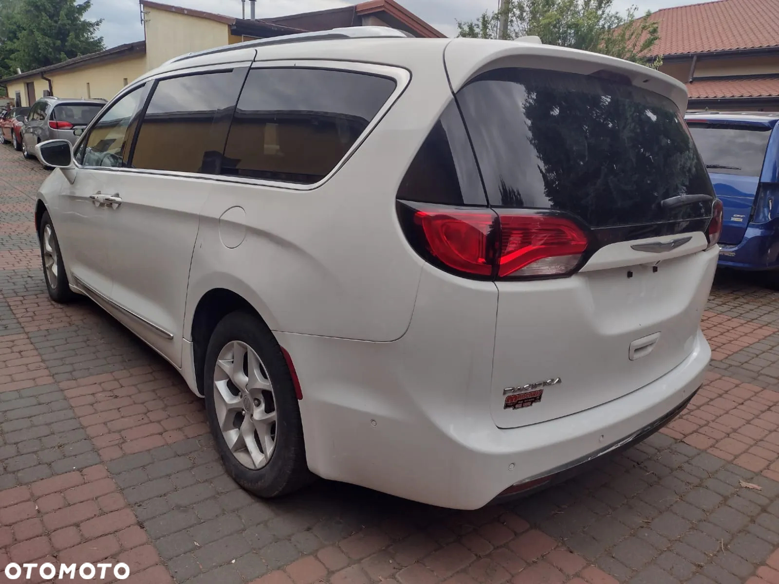 Chrysler Pacifica - 4
