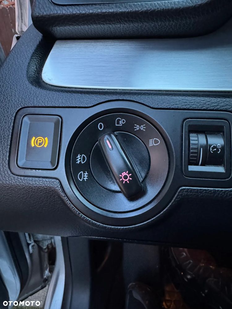 Volkswagen Passat 2.0 TDI DPF Highline - 22