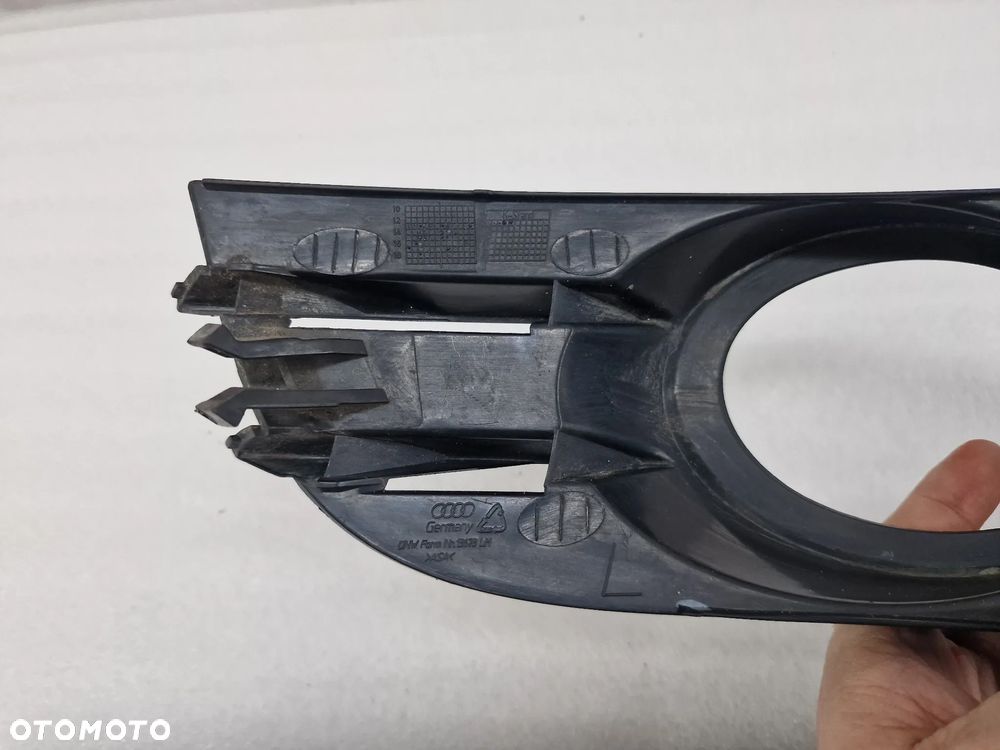 AUDI A6 C6 04- PRAWA KRATKA BOCZNA ZDERZAKA PRZEDNIEGO PRZÓD , NR 4F0807682A / 4F0807681A , NR AUKCJI E/19 - 12