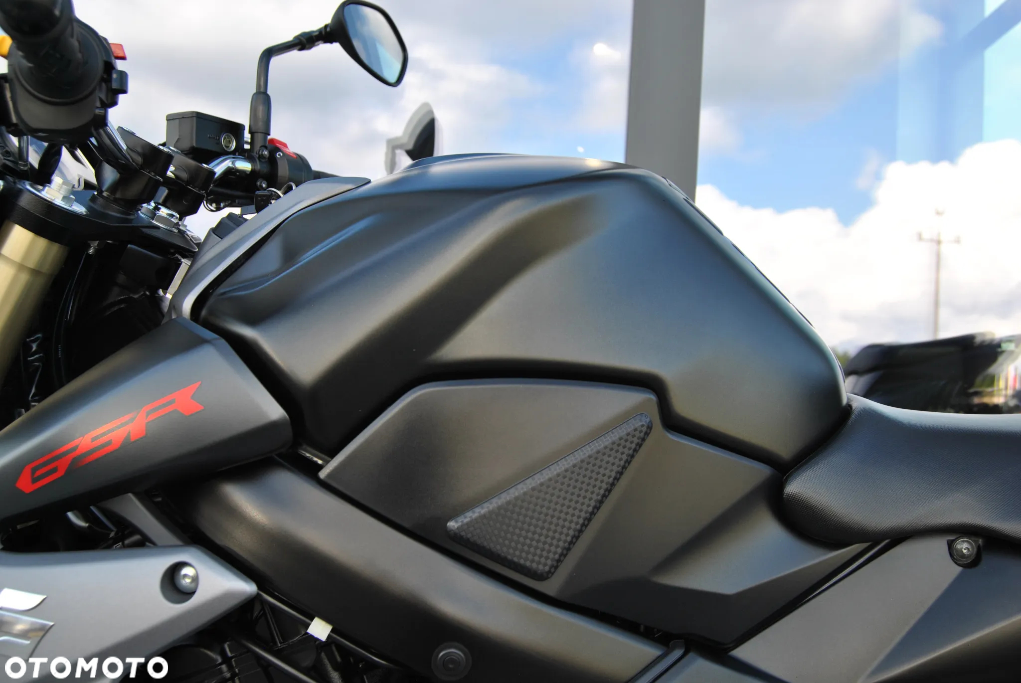 Suzuki GSR - 19