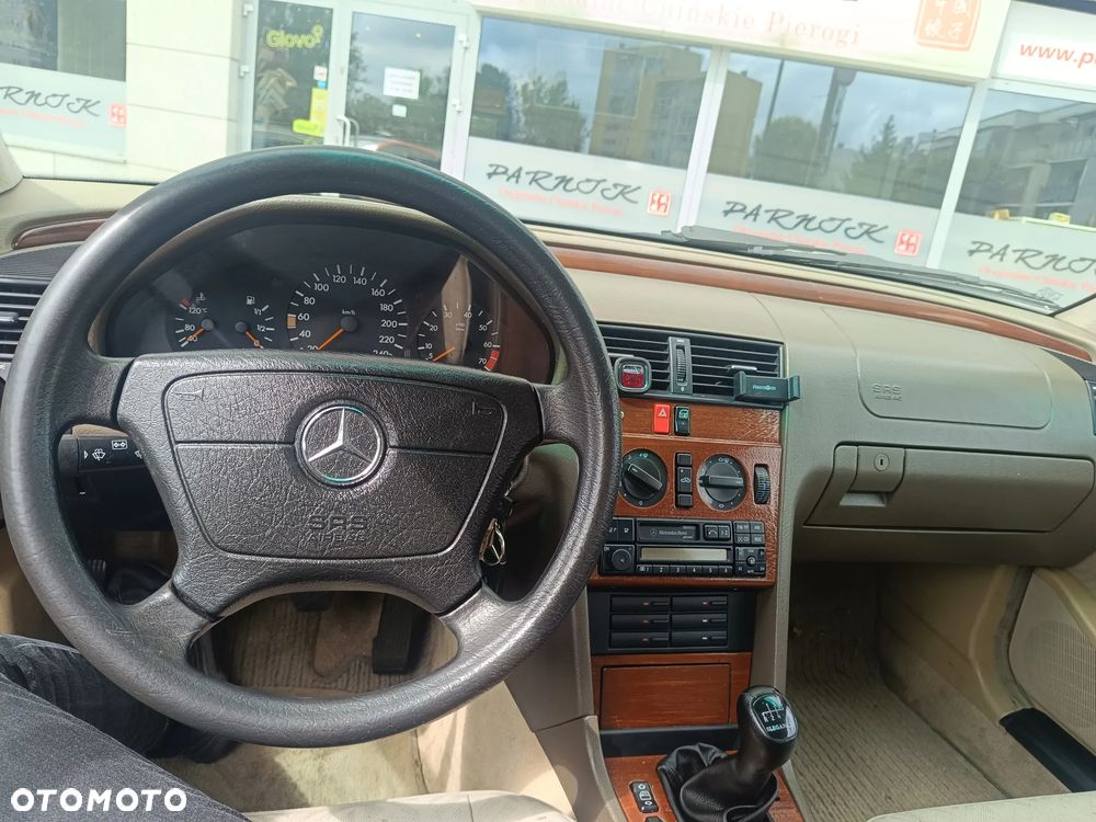 Mercedes-Benz Klasa C 180 Elegance - 12