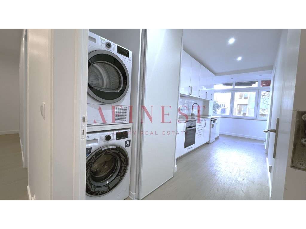 APARTAMENTO T4 COM GARAGEM, TOTALMENTE REMODELADO EM CAMPO DE OURIQUE - Grande imagem: 4/38