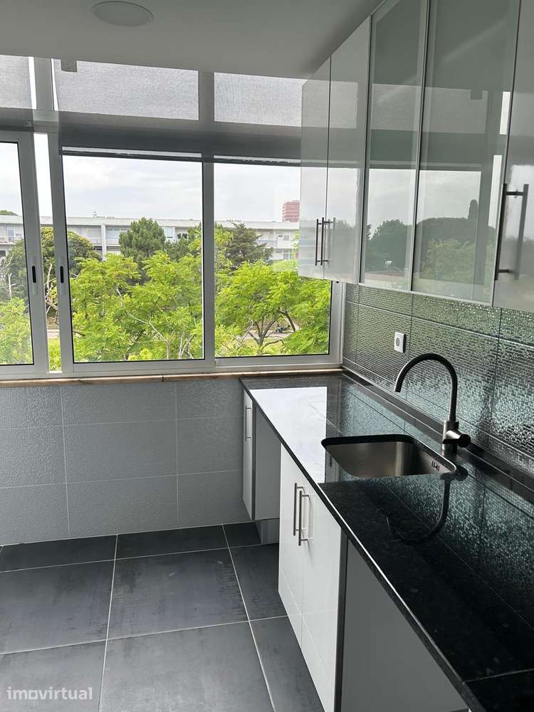 Excelente apartamento T2 remodelado centro de Oeiras - Grande imagem: 2/34
