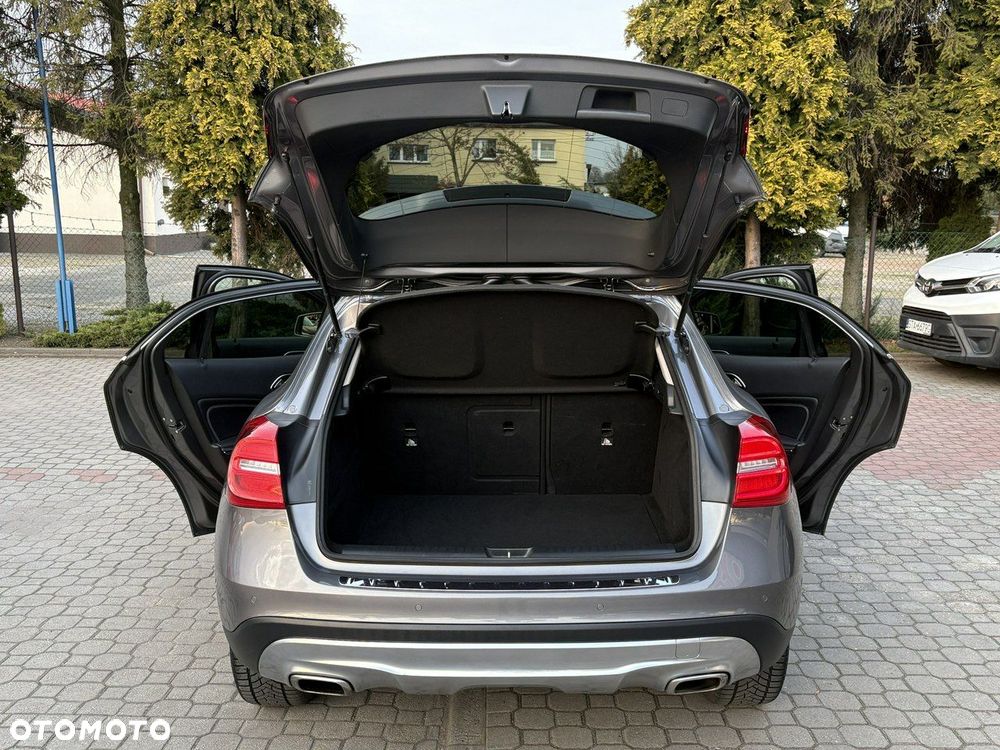 Mercedes-Benz GLA - 32