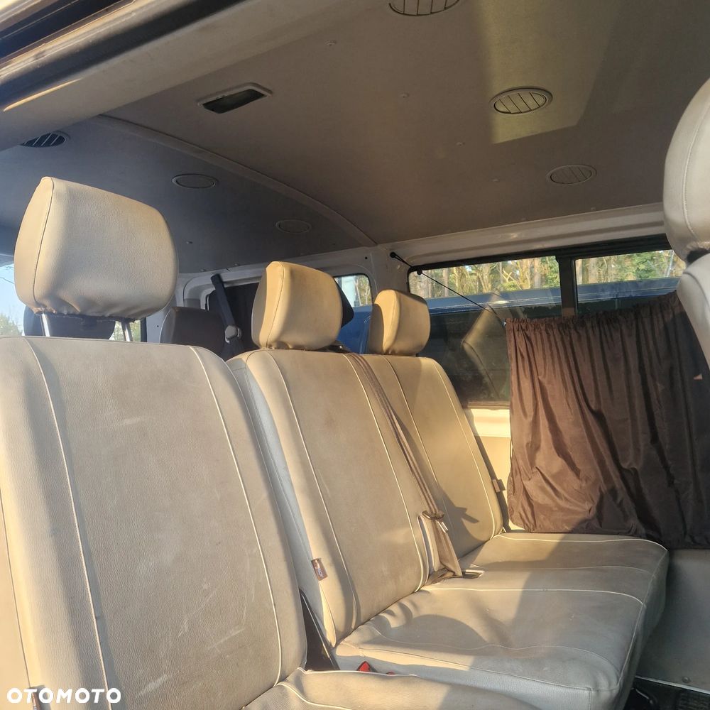 Volkswagen Caravelle - 9