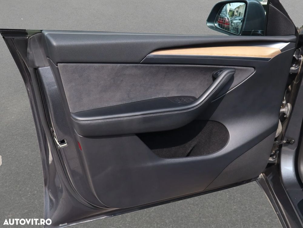 Tesla Model Y Long Range Dual Motor AWD - 13