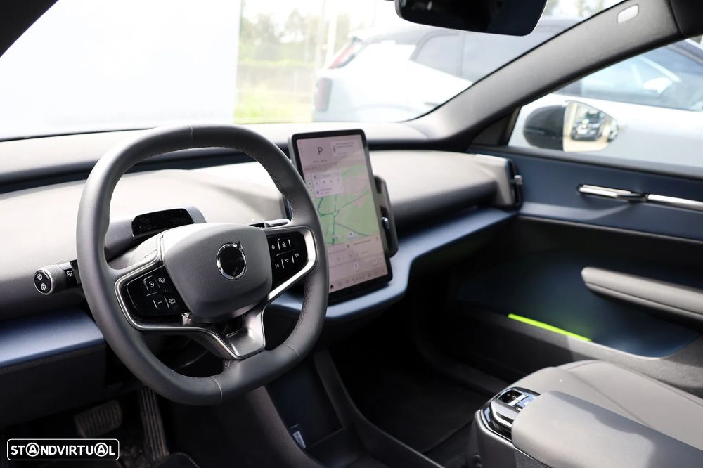 Volvo EX30 Single Motor Extended Range RWD Plus - 11