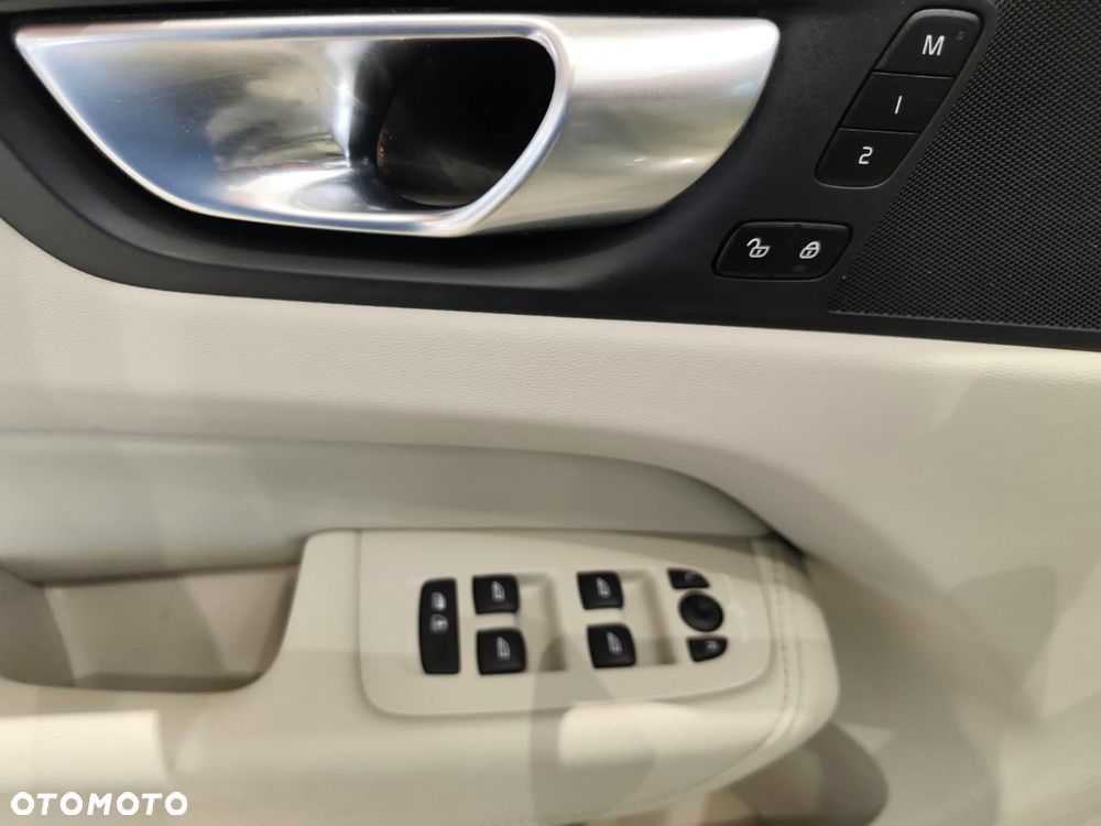 Volvo XC 60 B5 D AWD Plus Bright - 28