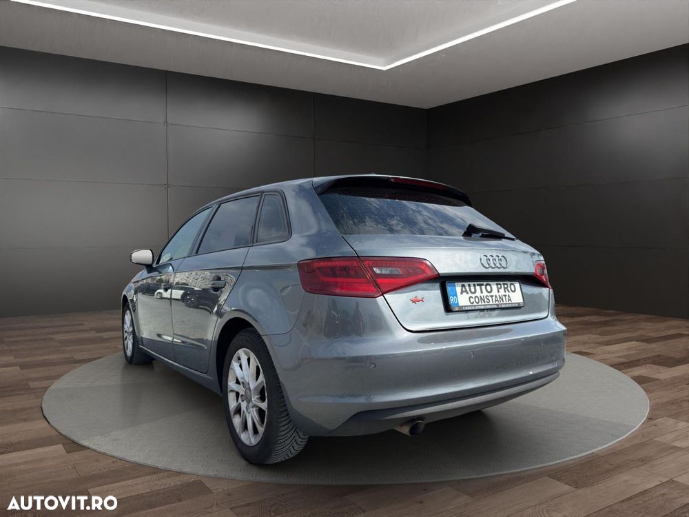 Audi A3 1.6 TDI Sportback S tronic Ambiente - 4