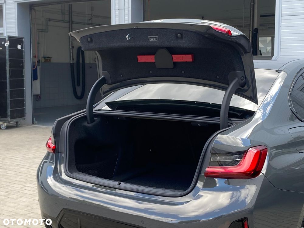 BMW Seria 3 330d xDrive mHEV sport - 32
