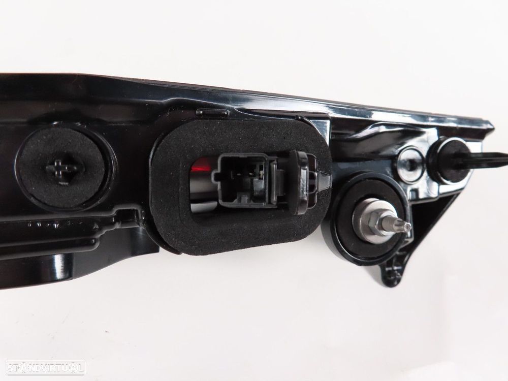Farolim da mala Direito Seminovo/ Original CITROEN C4 III (BA,BB/BC) 9831120580 - 4