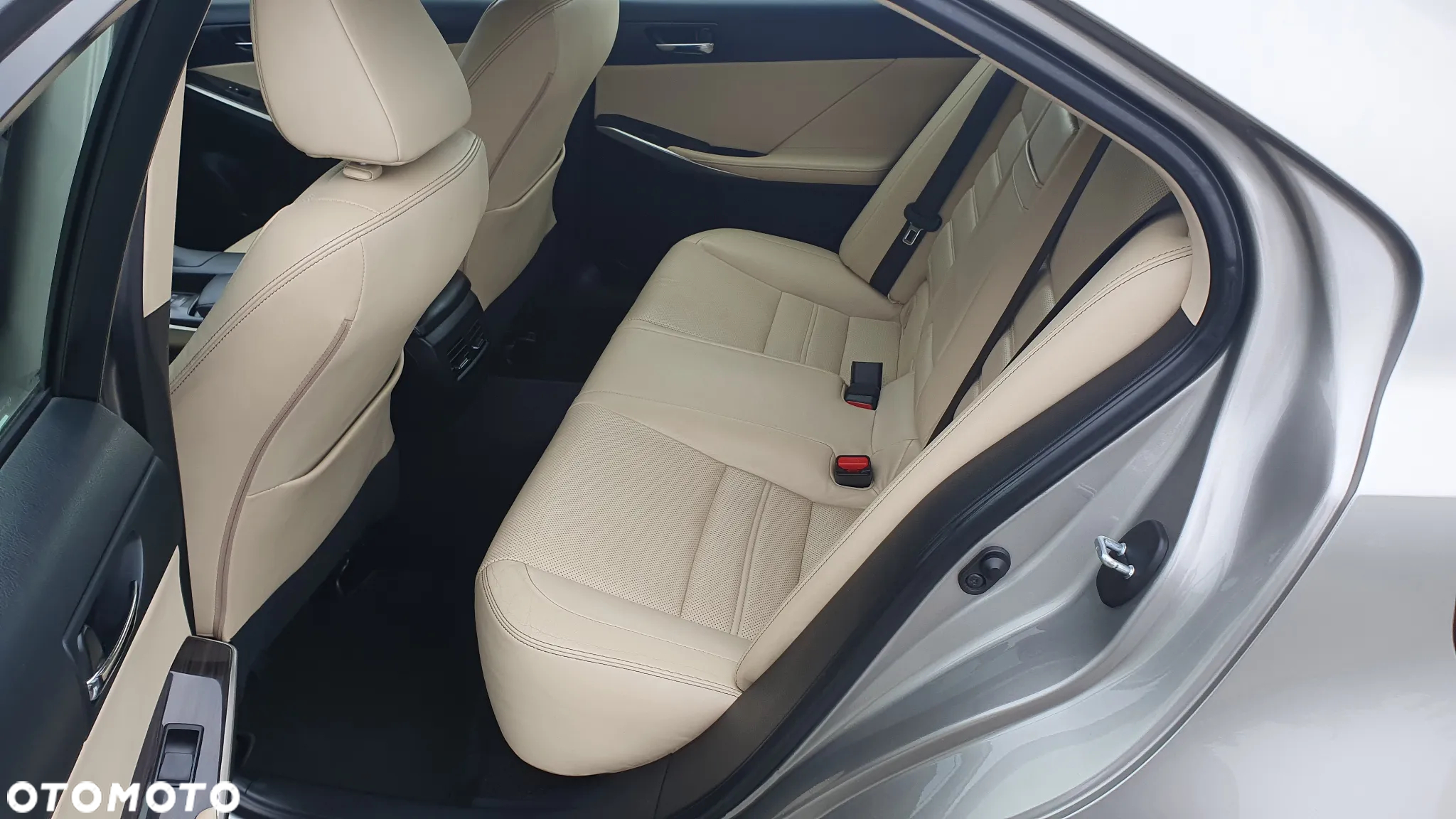 Lexus IS 300h Business Edition - 14