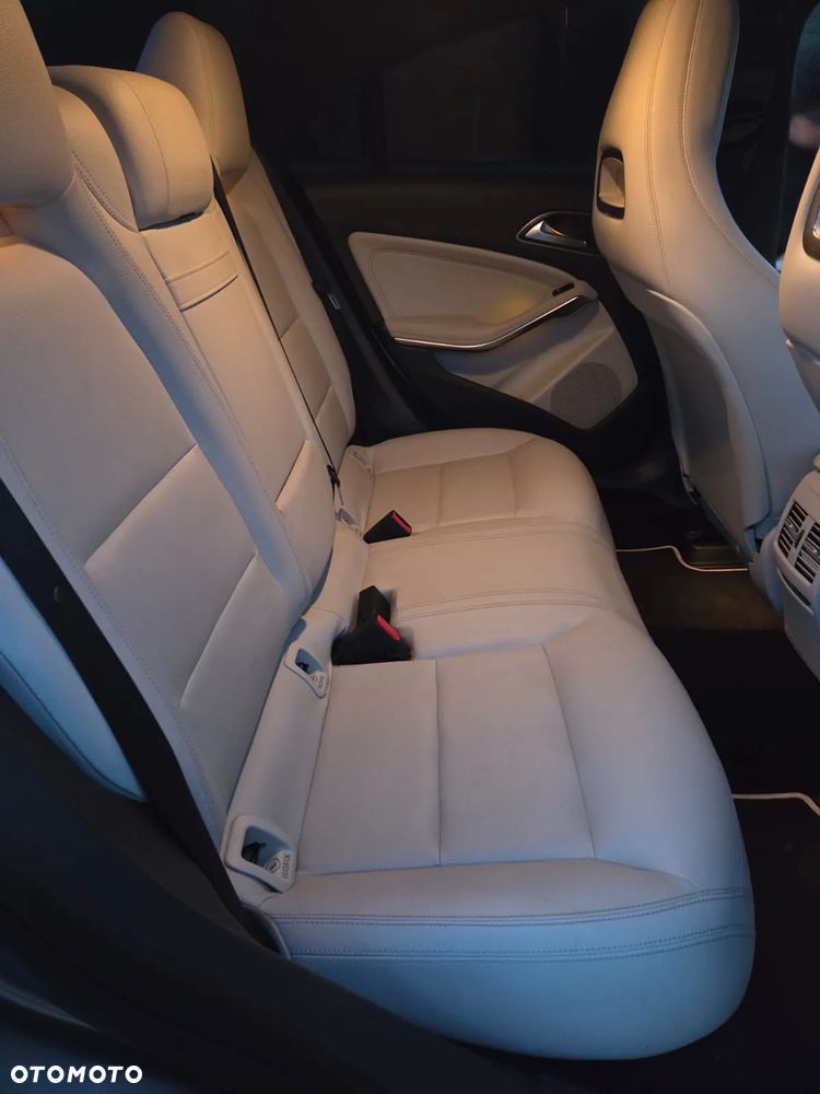 Mercedes-Benz CLA 250 7G-DCT - 17