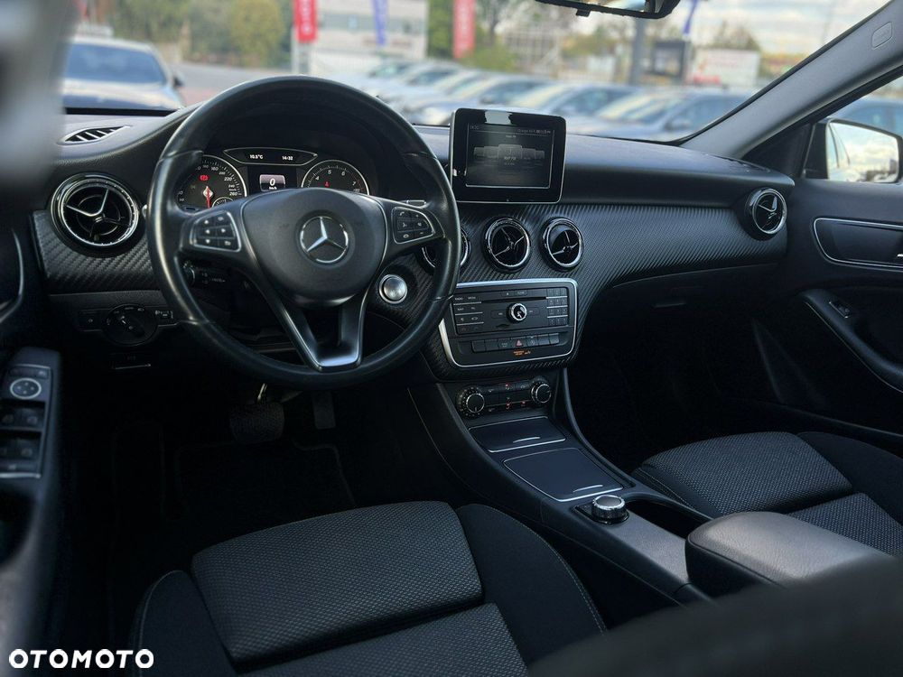 Mercedes-Benz GLA 180 7G-DCT - 13