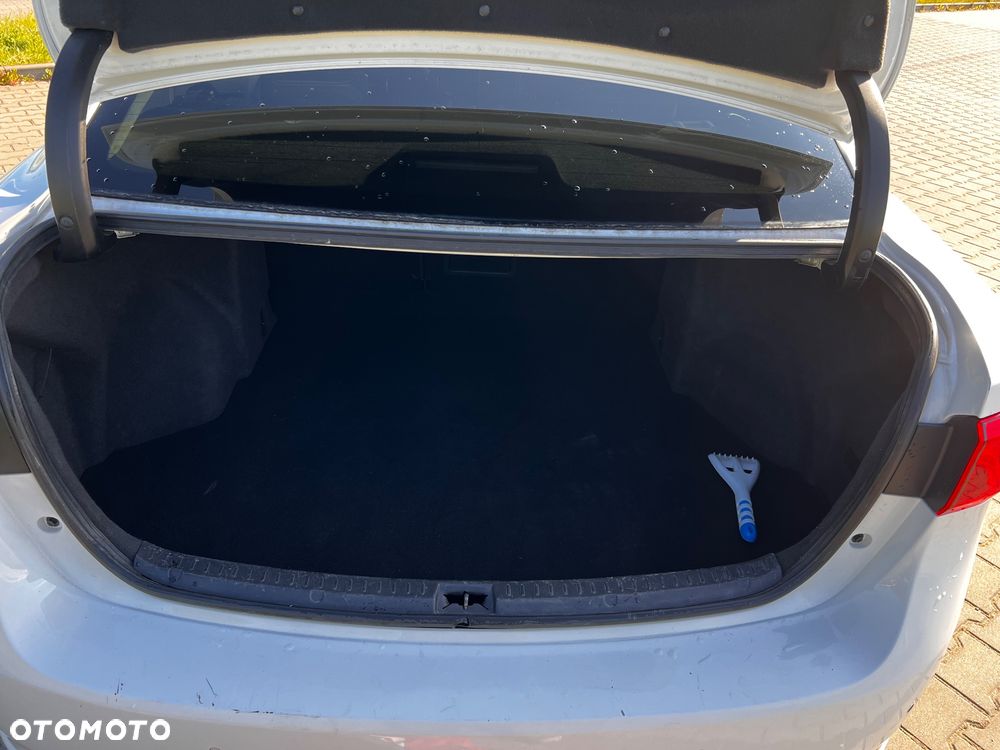 Toyota Avensis 1.8 Premium MS - 12