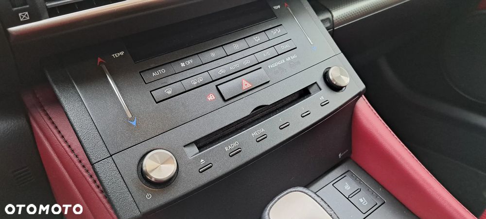 Lexus RC 200t / 300 F Sport - 16