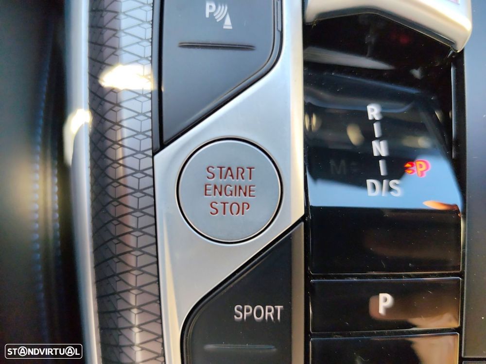 BMW 320 d Touring Pack Desportivo M Auto - 24