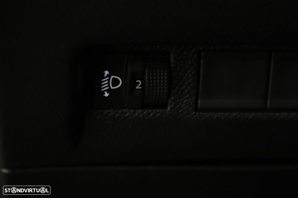 Peugeot 2008 1.2 PureTech Allure EAT8 - 19