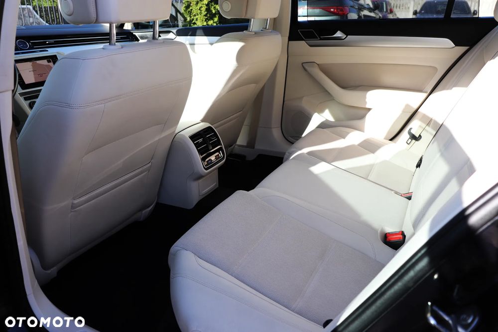 Volkswagen Passat 2.0 TDI SCR DSG Comfortline - 16