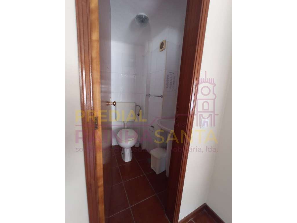 Sala com wc privativo - Baixa da Cidade - Coimbra - Grande imagem: 5/10