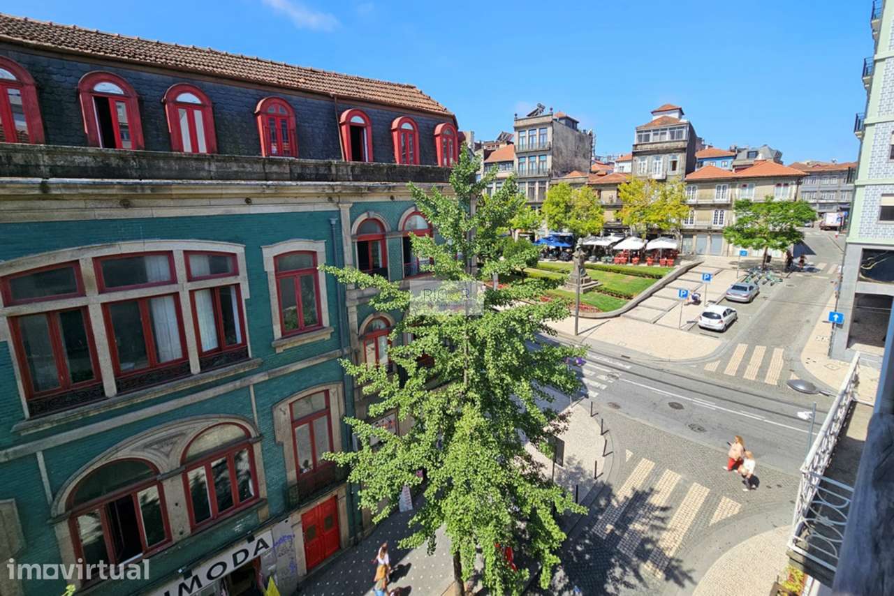 Prédio na baixa do Porto para reconstruir e ampliar - Zona ARU - Grande imagem: 2/26