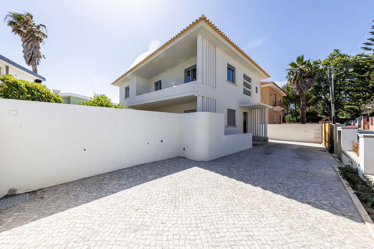 Moradia de Charme Reabilitada no centro da Parede com 434m² de Terreno - Grande imagem: 3/53