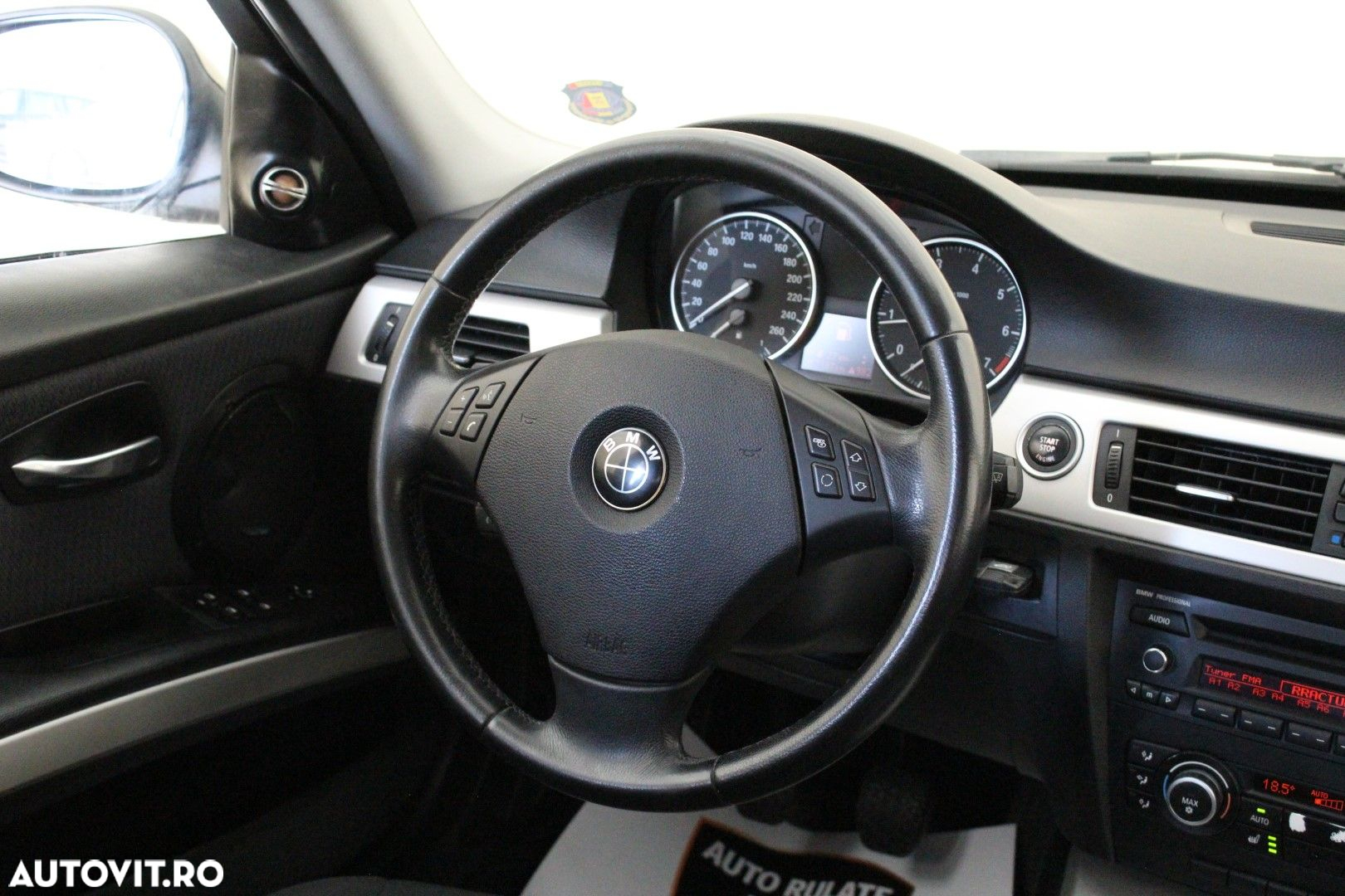 BMW Seria 3 318i Touring - 14