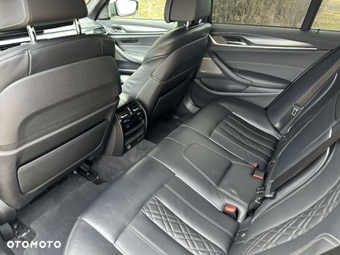 BMW Seria 5 M550i xDrive sport - 38