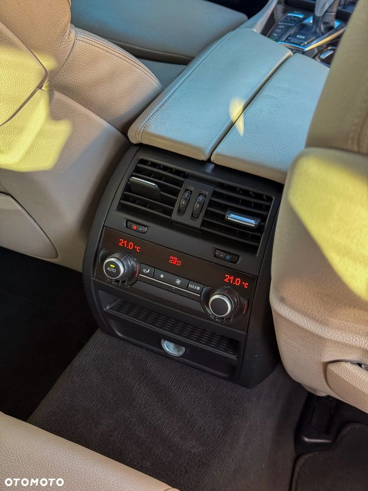 BMW Seria 5 550i xDrive - 22
