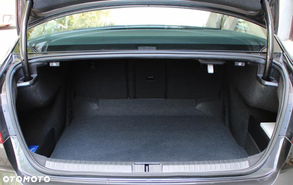 Volkswagen Passat - 31