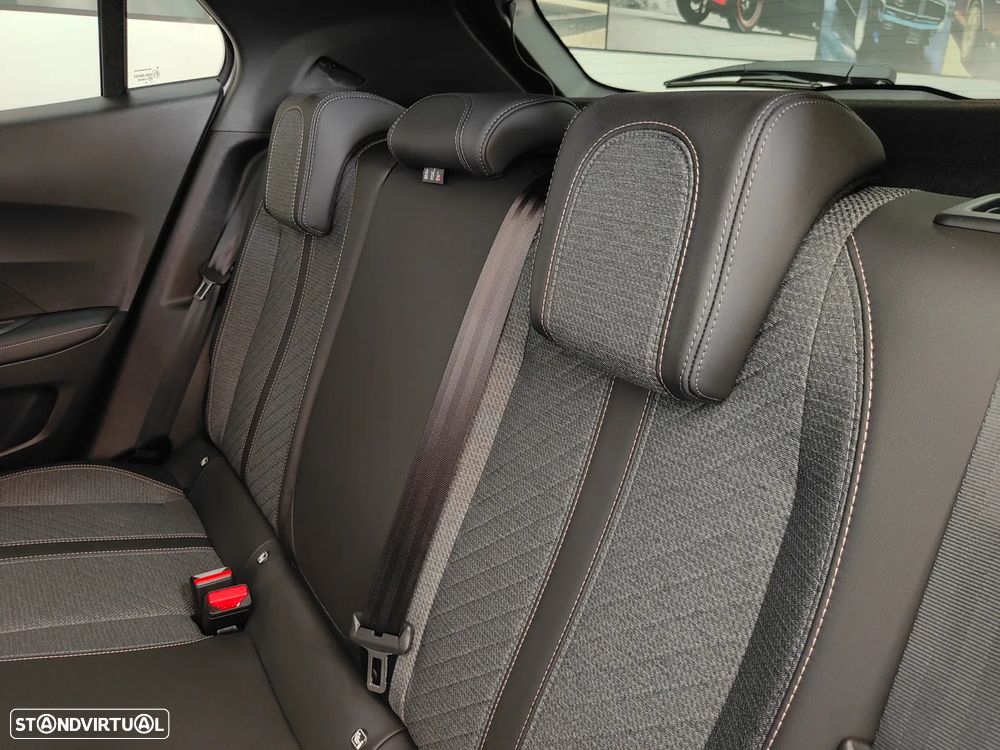 Peugeot 2008 1.2 PureTech Allure - 36