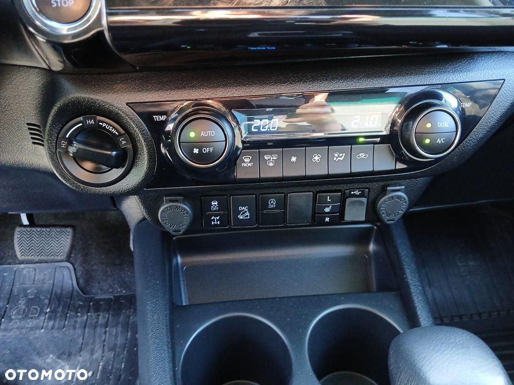 Toyota Hilux 2.8 D-4D Double Cab SR5 4x4 - 32