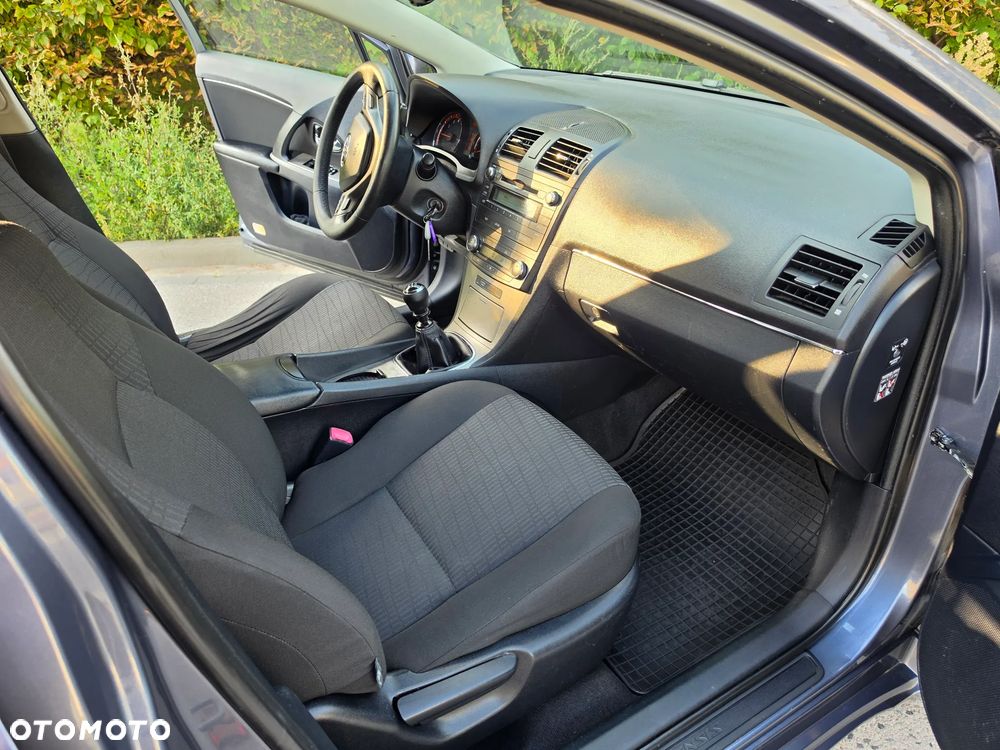 Toyota Avensis 1.8 Comfort - 23