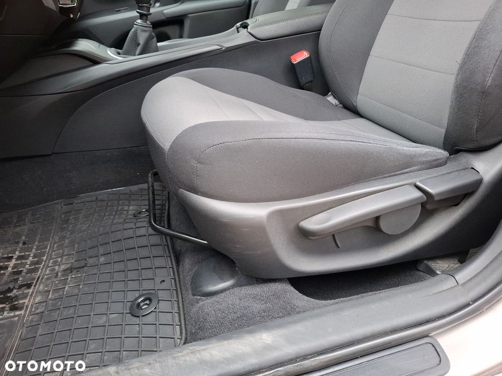 Toyota Avensis 1.6 Active - 13