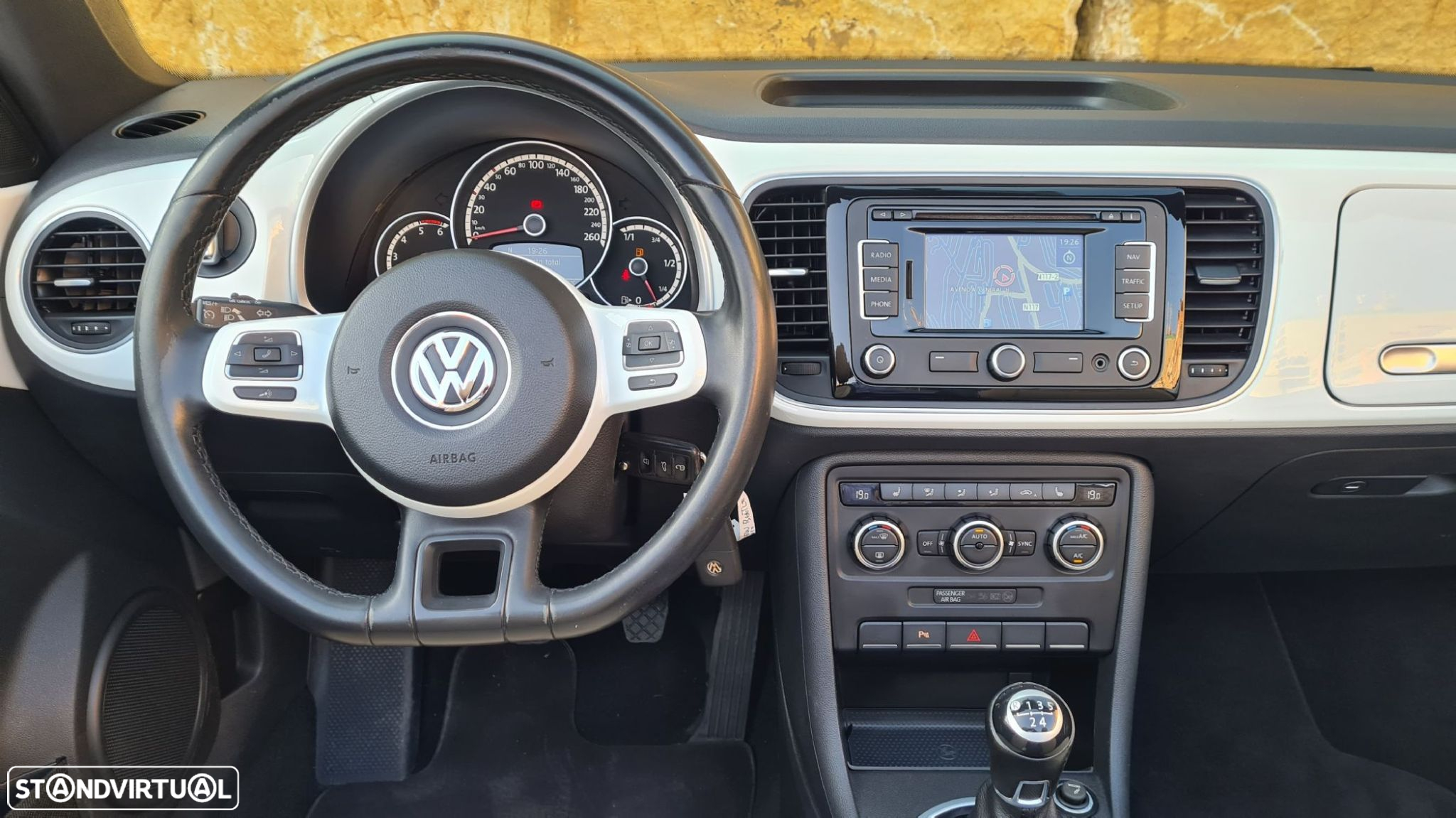 VW New Beetle Cabriolet 1.6 TDi Design - 17
